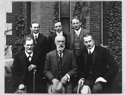 Jung, sentado a la derecha, junto a Sigmund Freud y a otros psicoanalistas en la Universidad de Clark en 1909.&nbsp;