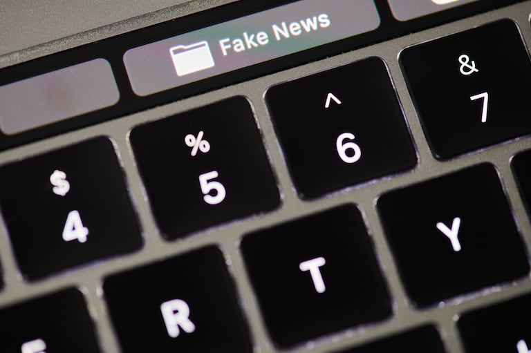 Montaje de un teclado de ordenador con la palabra 'fake news' ('bulos')