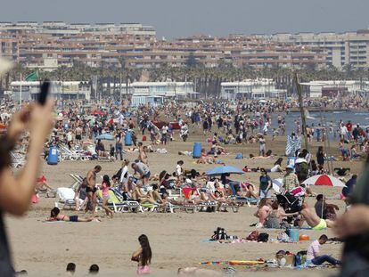 La platja de la Malvarrosa (València) aquest dilluns de Pasqua.