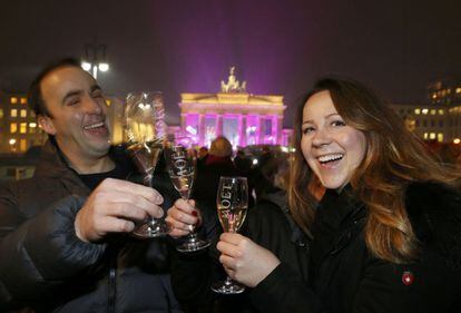 Una pareja brinda por el 2017 frente a la Puerta de Brandenburgo, en Berlín. 
