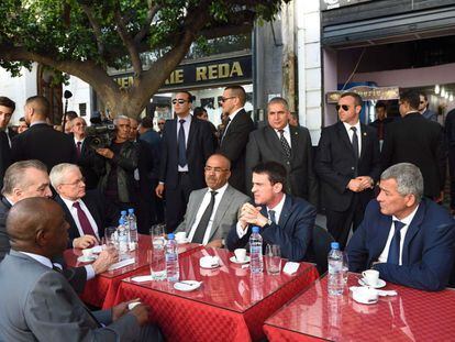 El primer ministro franc&eacute;s, Manuel Valls (en el centro), este domingo en Argel.