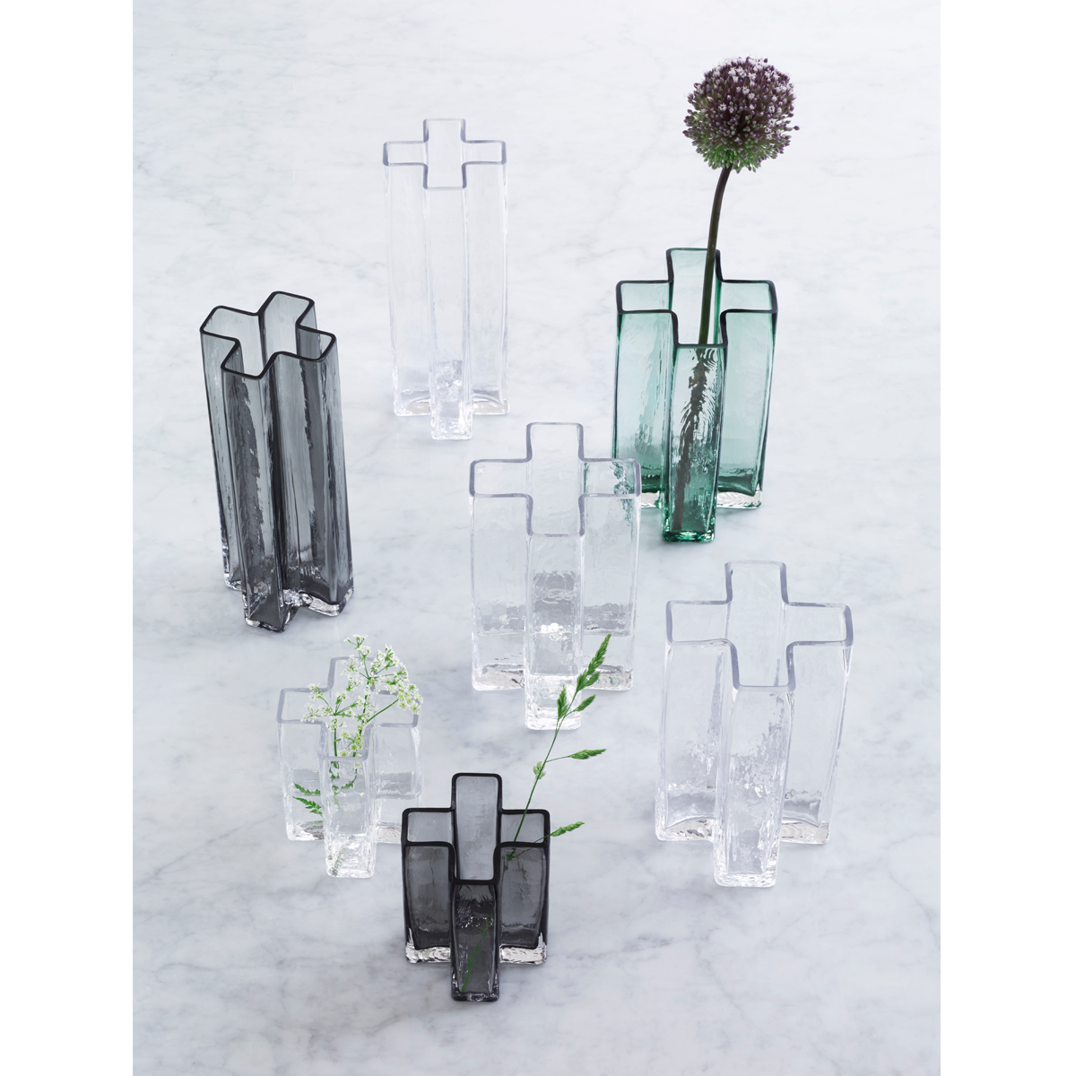 Los jarrones Crosses relanzados por la firma de vidrio Holmegaard están diseñados para sustentar flores sueltas.