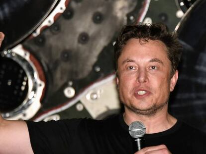 Elon Musk se dirige a los empleados de SpaceX al anunciar, en septiembre, el primer vuelo privado a la órbita lunar.