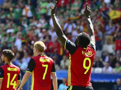 Romelu Lukaku (d) celebra un gol de B&eacute;lgica.