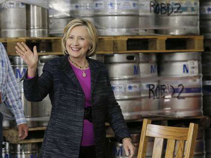 Hillary Clinton, en un acto en una cervecer&iacute;a de New Hampshire.
