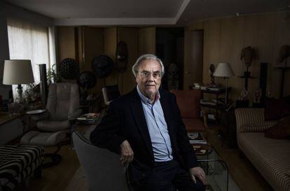 Manuel Gutiérrez Aragón, fotografiado en su casa.
