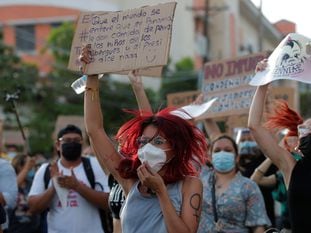 Una mujer se manifiesta frente a la sede de la Secretaría Nacional de Niñez en Ciudad Panamá el pasado 12 de febrero.