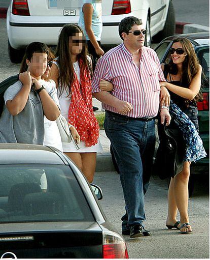 Juan Cano, ayer a su salida de la prisión de Villena, rodeado de familiares.