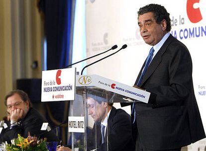 Augusto Delkader, durante su intervención. Al fondo, Juan Luis Cebrián.