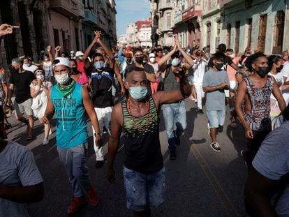 Decenas de personas se manifiestan en La Habana el pasado julio.