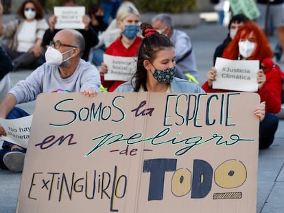 Un grupo de personas participa en la sentada ante el Congreso de los Diputados convocada con motivo del Día Global de Acción por el Clima, en Madrid (España), en septiembre de 2020.