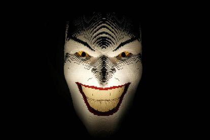 La obra de arte 'The Joker Facemask' hecha de ladrillos de Lego se muestra en la presentación de la exposición 'The Art of the Brick: DC Super Heroes' del artista estadounidense Nathan Sawaya en el Parc de la Villette, en París (Francia).