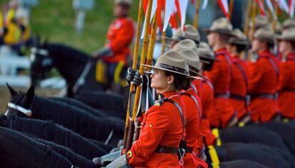 Mujeres y hombres de la Polic&iacute;a Montada del Canad&aacute; en el c&eacute;lebre Musical Ride.