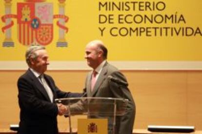 El presidente de la CNMC, José María Marín, saluda al ministro de Economía, Luis de Guindos el día de su toma de posesión.