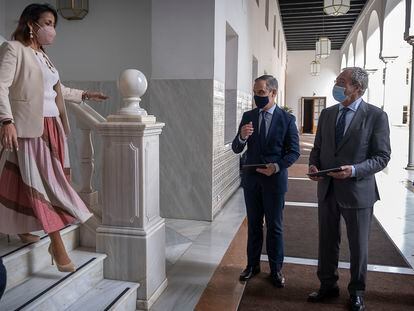 Los consejeros de Hacienda, Juan Bravo (izquierda), y de Transformación Económica, Rogelio Velasco, entregan a la presidenta del Parlamento andaluz, Marta Bosquet, el proyecto de Ley de Presupuesto para 2022, este miércoles en Sevilla.