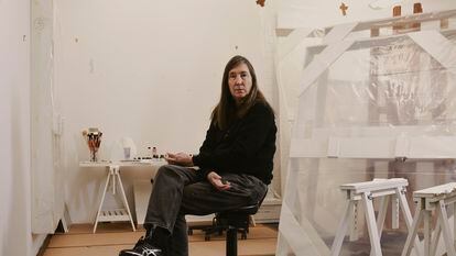 La artista estadounidense Jenny Holzer retratada en su estudio de Brooklyn, Nueva York.