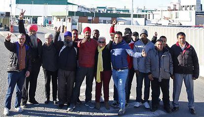 Un grupo de trabajadores durante una protesta ante un matadero.