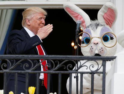 Trump saluda desde el balcón de la Casa Blanca durante la celebración de la Pascua el 17 de abril de 2017.
