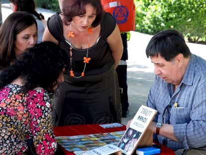 Un grupo de personas practica el tarot en el Retiro de Madrid.