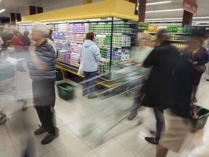 Interior de un supermercado en Vitoria.