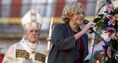 La alcaldesa de Madrid, Manuela Carmena, y el Arzobispo, Carlos Osoro, este lunes durante la misa por el día de la Almudena.