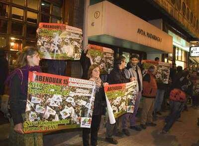 Manifestación ayer en Bilbao contra el Tren de Alta Velocidad del País Vasco.