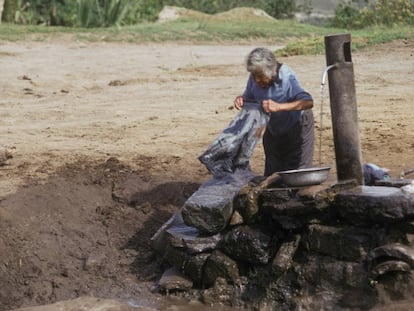 Una mujer lava ropa en el abrevadero de un pueblo en la sierra ecuatoriana. 