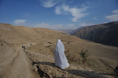 Una mujer regresa a su aldea en la provincia de Badakhshan tras visitar una clínica que ofrecía vacunas y atención sanitaria materna, en noviembre de 2009. En ese momento, la región tenía una de las tasas de mortalidad materna más altas del país, en parte debido a la falta de carreteras.
