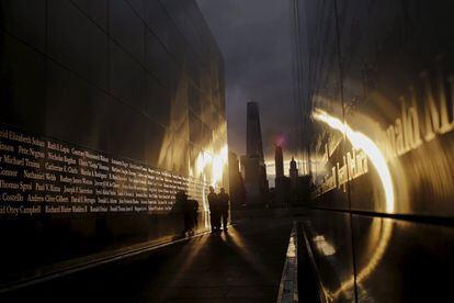 Un grupo de personas visita el Empty Sky (cielo vacío), monumento dedicado a la memoria de las víctimas de los ataques en el World Trade Center en el Liberty State Park en Jersey.