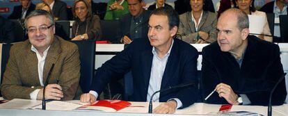 El presidente del Gobierno y secretario general del PSOE, José Luis Rodríguez Zapatero, junto al secretario de Organización de la formación, José Blanco , y el jefe del Ejecutivo andaluz y presidente del partido, Manuel Chaves.