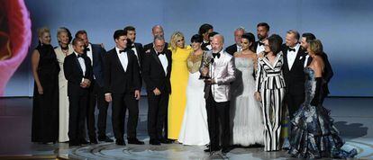 Ryan Murphy (centro), junto al reparto de 'American Crime Story: El asesinato de Gianni Versace', tras recibir el premio a la Mejor dirección de una miniserie.