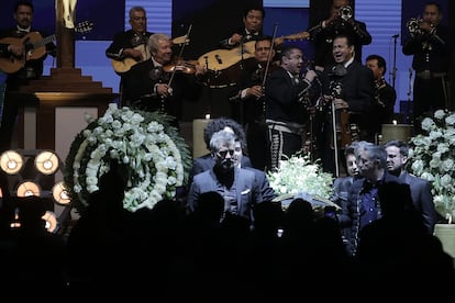 Alejandro Fernández hace un guardia al lado de sus hermanos en el féretro de Vicente Fernández en Tlajomulco, Jalisco.