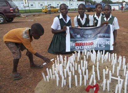 Estudiantes liberianas encienden velas para apoyar a las j&oacute;venes nigerianas secuestradas. 