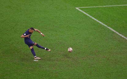 Kylian Mbappé lanza el penalti con el que Francia recorta distancias ante Argentina. 