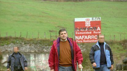 Patxi Elola , concejal del PSE en el Ayuntamiento de Zarautz (Gipuzkoa), con dos escoltas, en una imagen de 2004.