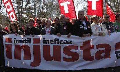 Méndez y Toxo, en la cabecera de la protesta que recorre Madrid.