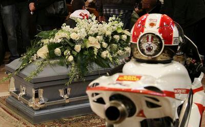 El funeral de Marco Simoncelli estuvo presidido por su moto y su casco.