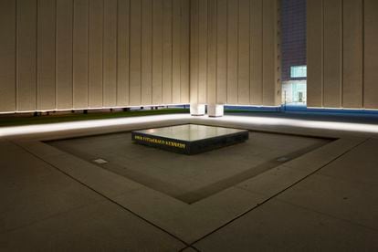 Interior del memorial dedicado al presidente Kennedy construido por Philip Johnson, en Dallas.