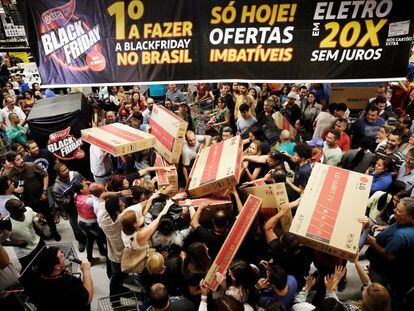 Ya ha llegado el Black Friday 2016. Es el quinto año que los comercios españoles celebran el viernes negro. En la imagen, clientes compran aparatos de televisión, en una tienda de São Paulo (Brasil). 