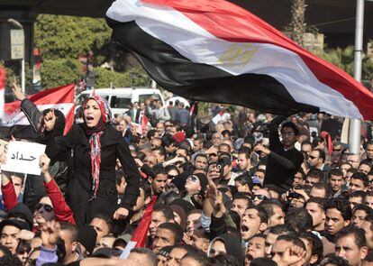 Manifestación de seguidores de Al Ahly, en la plaza Sphinx de El Cairo, en protesta por la falta de seguridad en el estadio de Port Said, donde murieron 74 personas tras la invasión del campo de juego por parte de la hinchada local.