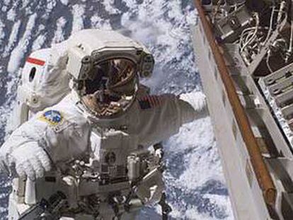 Robert Curbeam, en su segunda caminata para realizar arreglos en la ISS.