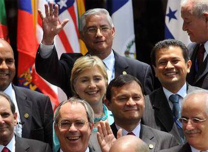 Hillary Clinton, junto a cancilleres latinoamericanos, ayer en San Pedro Sula (Honduras).