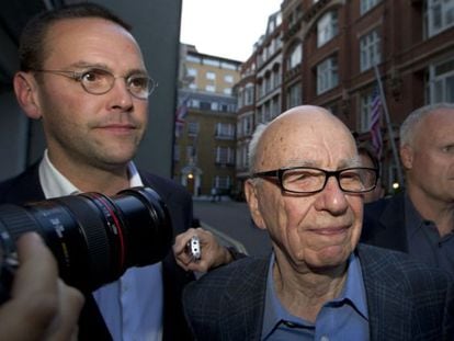 Rupert Murdoch y su hijo James tras su declaraci&oacute;n el pasado julio.