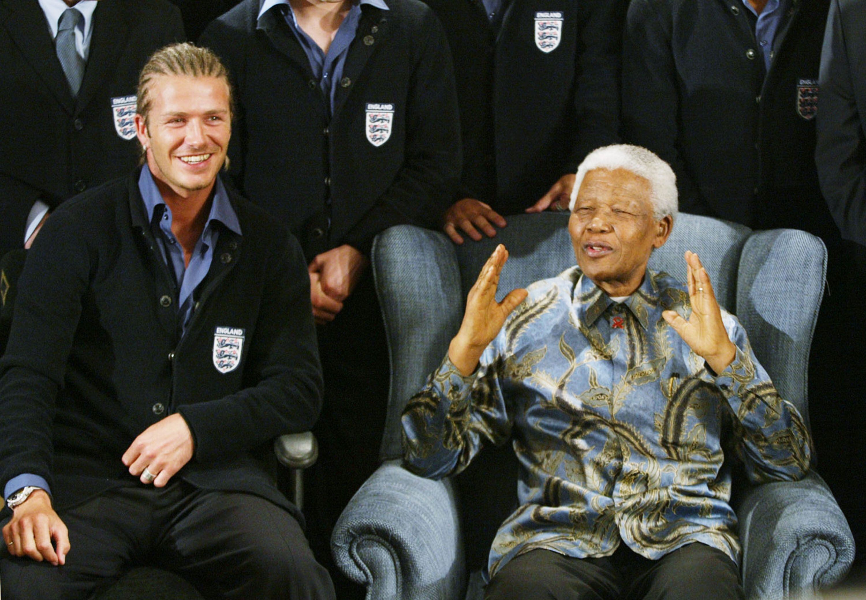 David Beckham con el expresidente Nelson Mandela el 21 de mayo de 2003 en la Fundación Nelson Mandela en Johannesburgo, Sur África. 