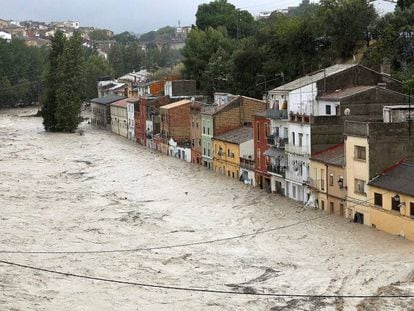 Vista de la crecida del río Clariano, el jueves en Ontinyent.