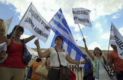 Manifestación frente al Parlamento griego convocada en el marco de una huelga general, en Atenas, Grecia. EFE/Archivo