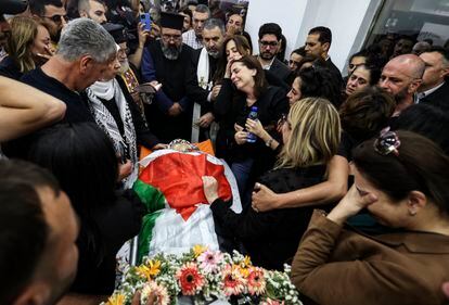 Colegas y amigos de Shireen Abu Akleh  se lamentan ante el cuerpo de la periodista, cubierto con la bandera palestina, en la oficina de Al Jazeera en la ciudad cisjordana de Ramala, este miércoles. La veterana reportera del canal de noticias en árabe tenía 51 años. 

