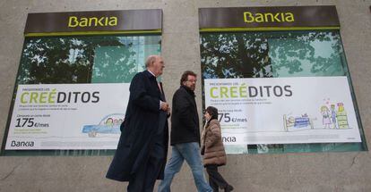 Una oficina de Bankia con publicidad de cr&eacute;ditos al consumo. PABLO MONGE