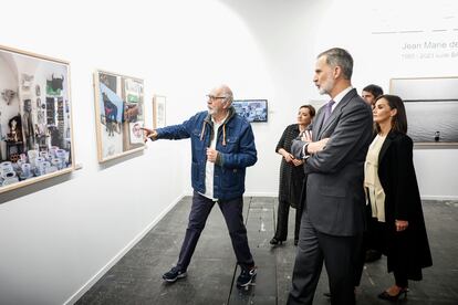 Los Reyes visitan el estand de EL PAÍS, durante la inauguración de Arco, la gran feria internacional de arte contemporáneo, este miércoles en Ifema (Madrid).