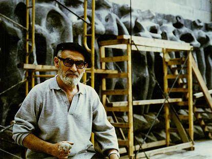 Jorge Oteiza, en 1969 durante la instalación en la basílica de Aránzazu (Guipúzcoa) de <i>Los catorce apóstoles, </i>una de sus obras mayores.